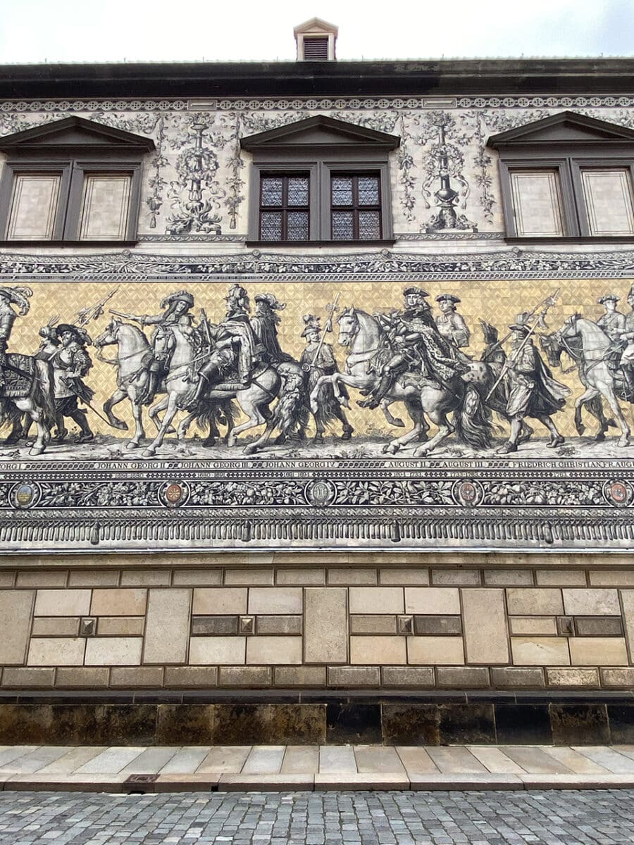 See the Fürstenzug when you travel from Prague to Dresden with Flixbus.