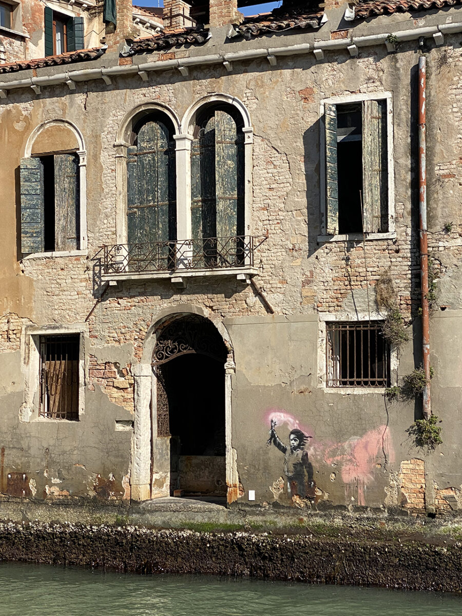 15 awesome things you can't miss in Venice. Go see the Banksy mural.