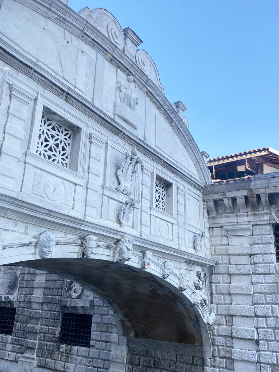 15 awesome things you can't miss in Venice, visit he Bridge of Sighs.