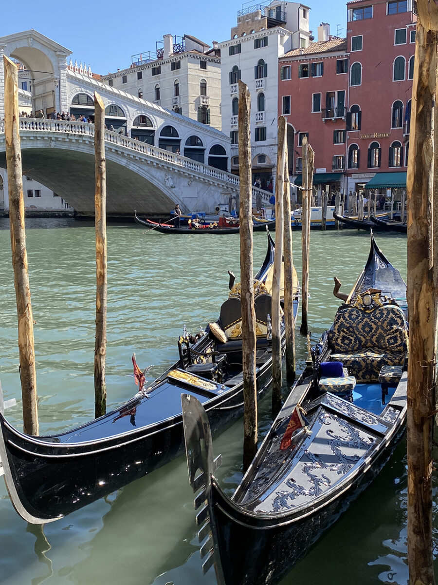 15 awesome things you can't miss in Venice, Italy. Hire a Gondola.